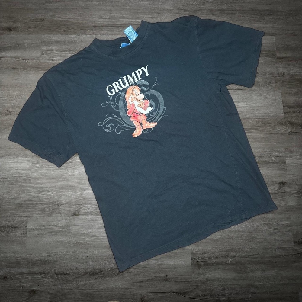 Disney "GRUMPY" snow whitw graphic Disney tee